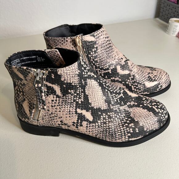 Time and Tru Ankle Boot Snake Print Zip Sides Size 8W - Picture 9 of 10